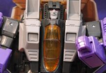 The Transformers Studio Series: Transformers: The Movie Skywarp is nice except for underneath